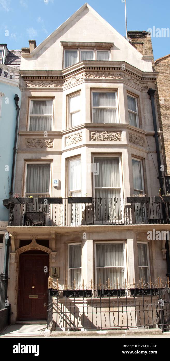 Fine Architecture, Mayfair, Westminster, London, Großbritannien. Schönes Gebäude mit Balkon Stockfoto