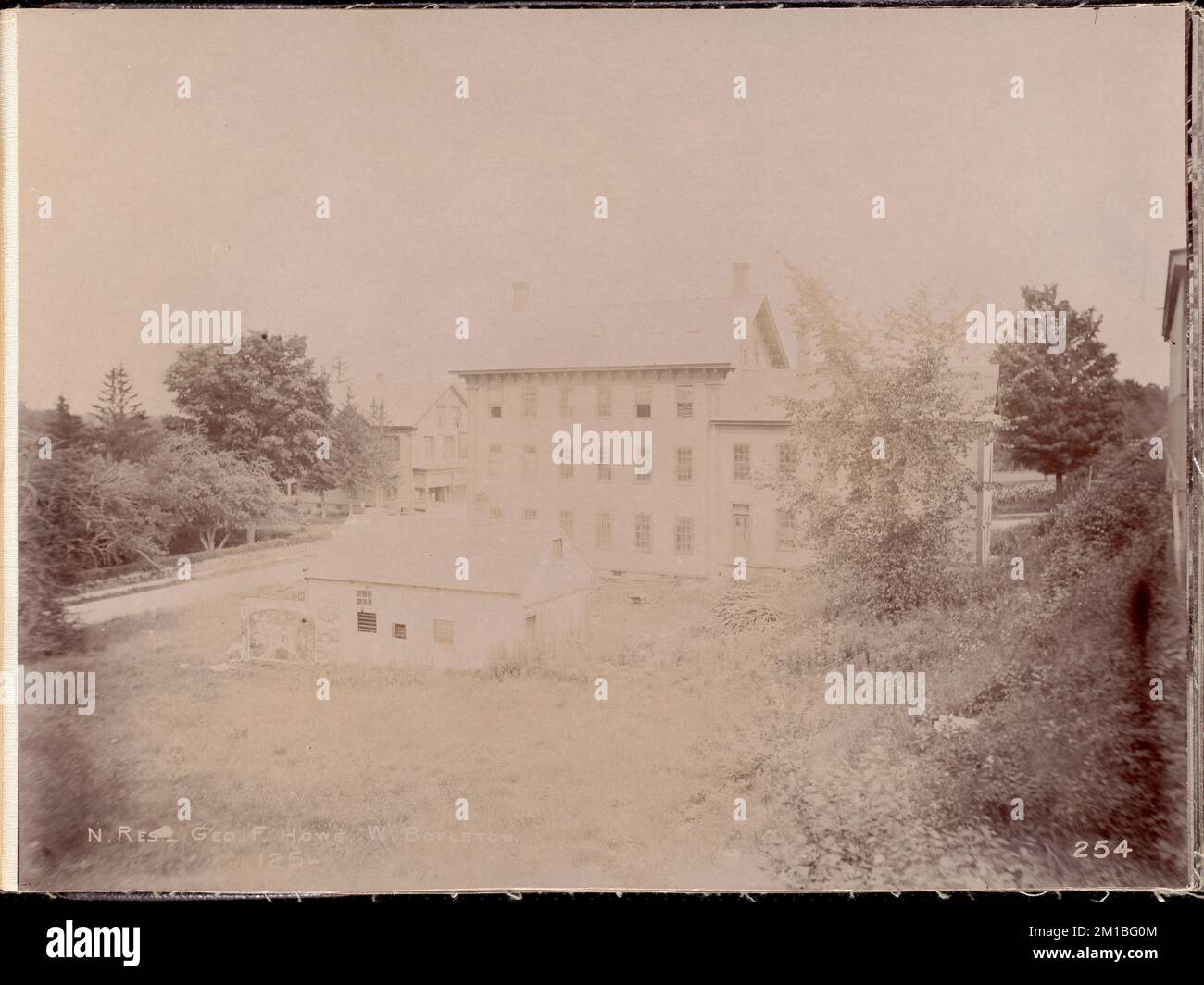 Wachusett Reservoir, George F. Howe's Store, Ecke Holbrook Street und Prospect Street, von Westen, West Boylston, Mass., 8. Juli, 1896 , Wasserwerke, Reservoirs, Wasserverteilungsstrukturen, Immobilien Stockfoto