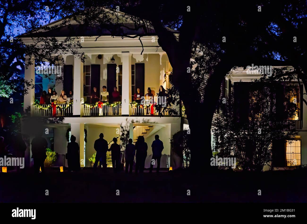 In der Oakleigh Mansion am 10. Dezember 2022 in Mobile, Alabama, hört man Weihnachtslieder bei Kerzenschein im Oakleigh. Stockfoto