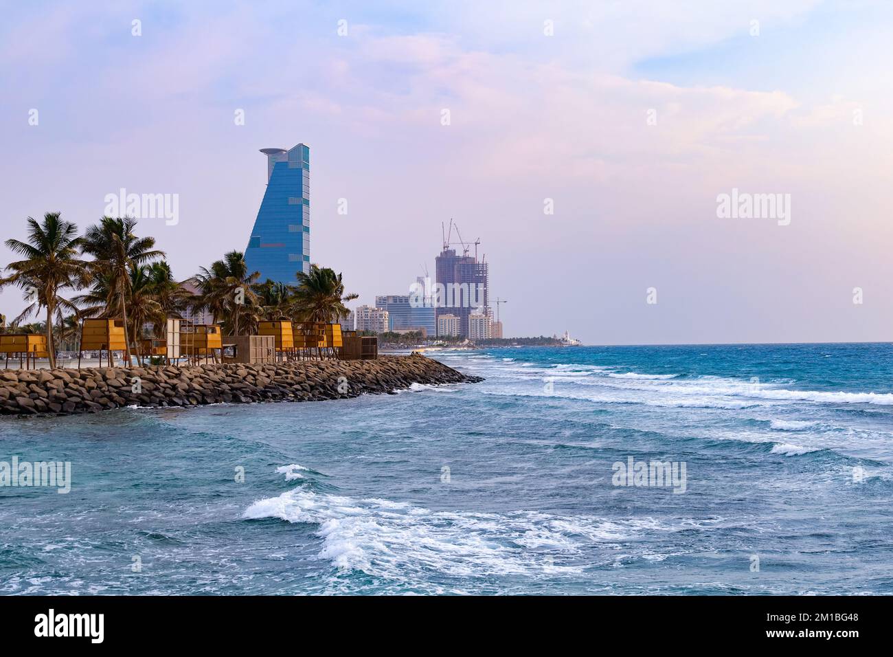 Jeddah Beach Saudi Arabia - Sonnenuntergang am Roten Meer mit blick auf die küstenstraße, am Wasser Stockfoto