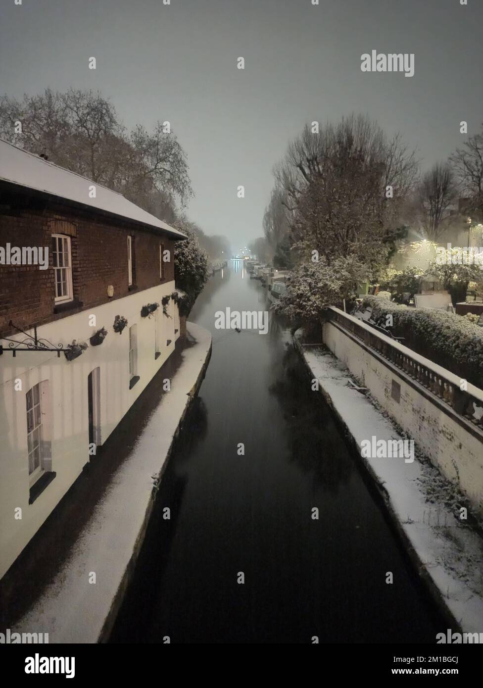 Winterliche Bedingungen in Little Venice, London. Schnee und Eis haben sich über Teile Großbritanniens ausgebreitet, und die kalten Winterbedingungen werden tagelang anhalten. Foto: Sonntag, 11. Dezember 2022. Stockfoto