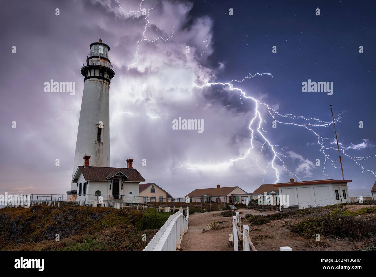 Pigeon Point Lighthouse mit wolkenlosem Himmel und Gewitter im Hintergrund Stockfoto