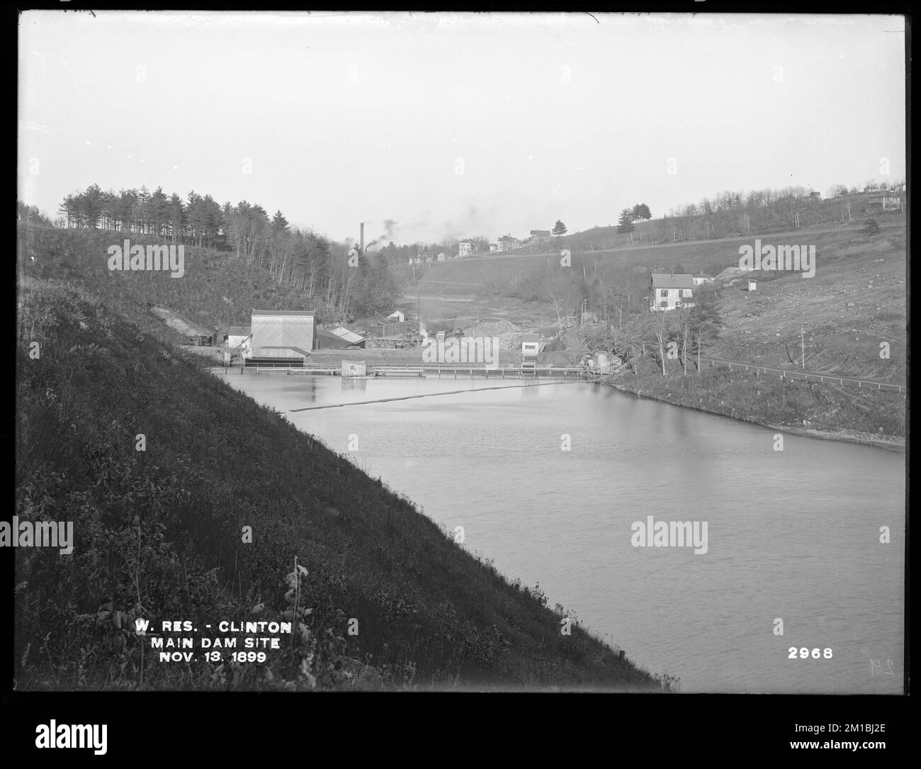 Wachusett Reservoir, Hauptdammgebiet, von Süden, am Westufer des Nashua River, Clinton, Massachusetts, 13. November 1899 Wasserwerke, Reservoirs, Wasserverteilungsstrukturen, Dämme, Baustellen Stockfoto