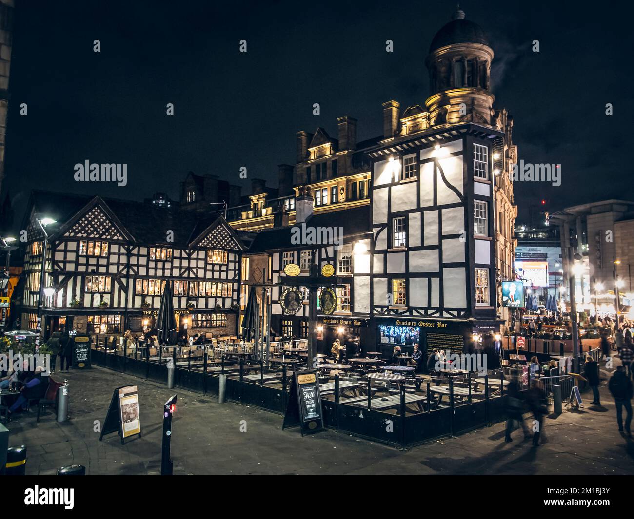 Shambles Square mit dem Old Wellington Inn Pub bei Nacht beleuchtet. Stockfoto