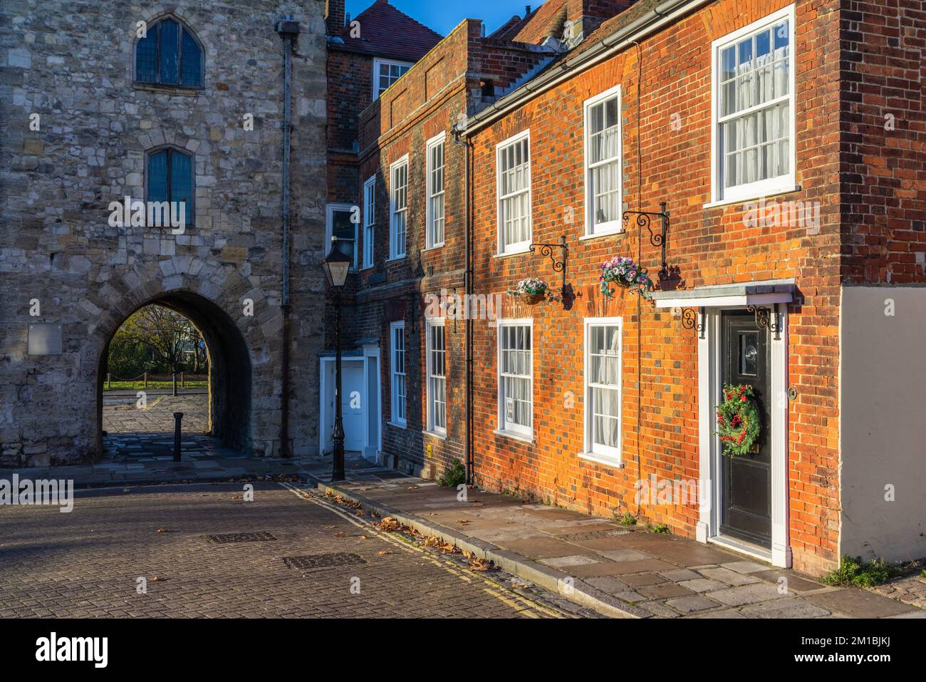 Westgate Street und Westgate Hall, Teil der mittelalterlichen Stadtmauern von Southampton Old Town, Hampshire, England. Stockfoto