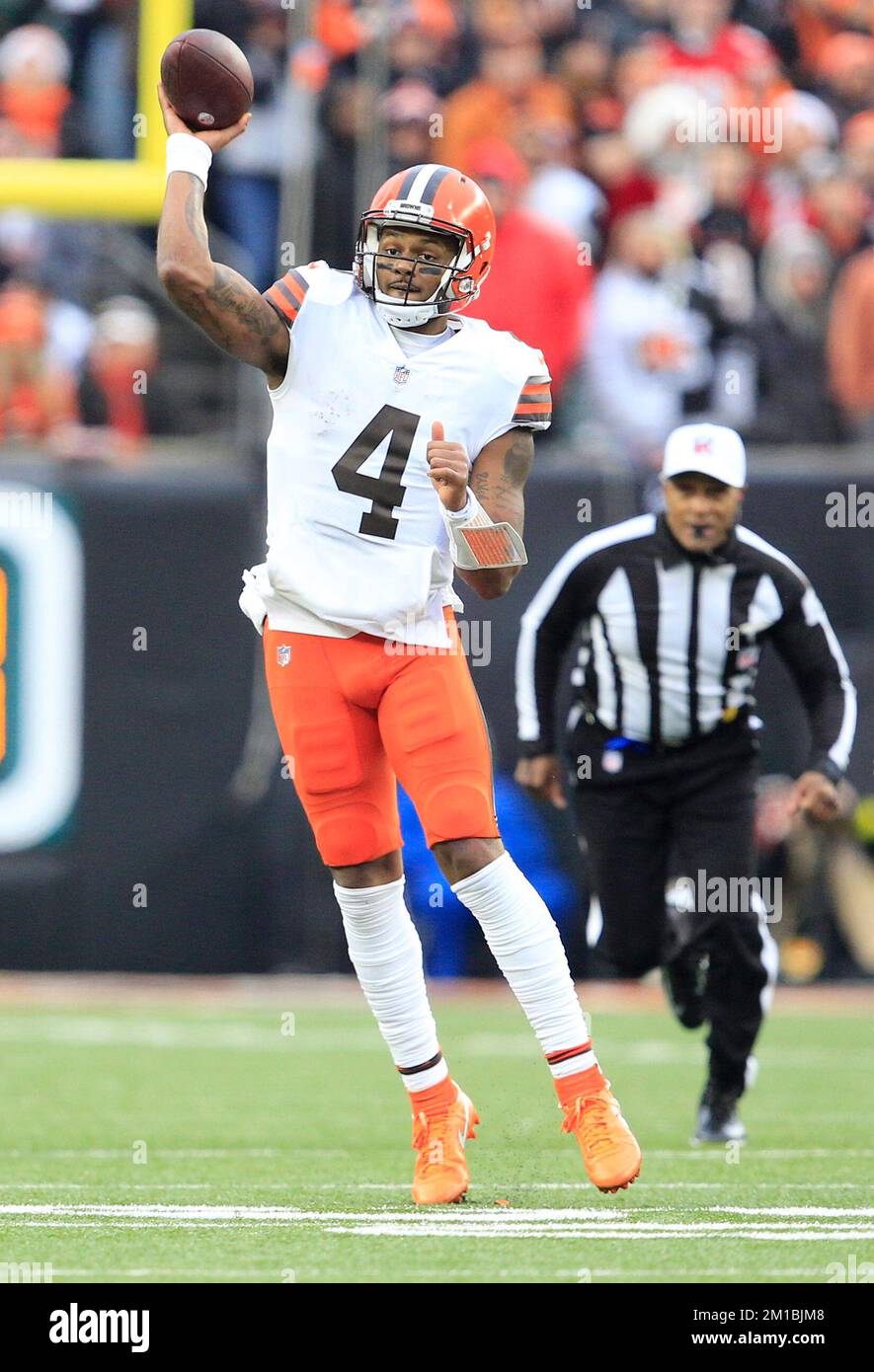 Cincinnati, Ohio, USA. 11.. Dezember 2022. Quarterback Deshaun Watson (4) der Cleveland Browns in WOCHE 14 der NFL-Saison zwischen den Cleveland Browns und den Cincinnati Bengals in Cincinnati, Ohio. JP Waldron/Cal Sport Media/Alamy Live News Stockfoto