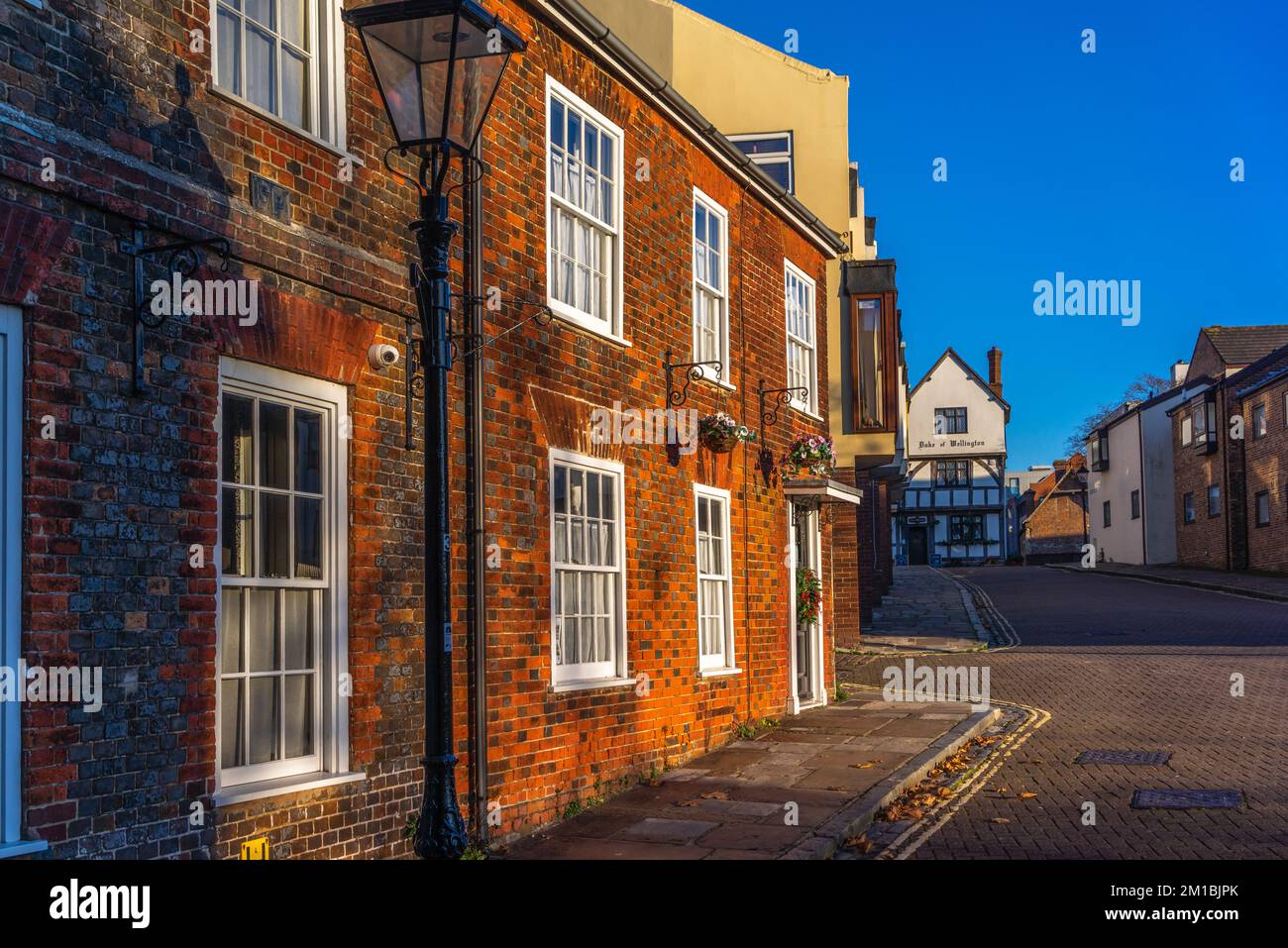 Hausfassade in Westgate Street inmitten der mittelalterlichen Stadtmauern von Southampton Old Town, Hampshire, England Stockfoto