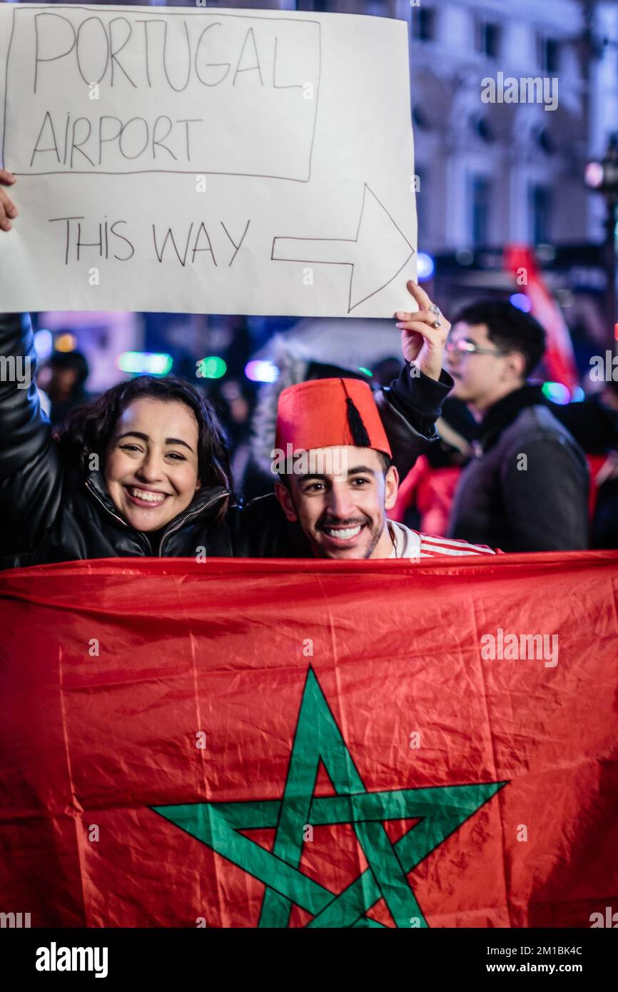 Jubelnde marokkanische Fans zeigen ein Zeichen, nachdem sie Portugal im Halbfinale geschlagen haben. Stockfoto