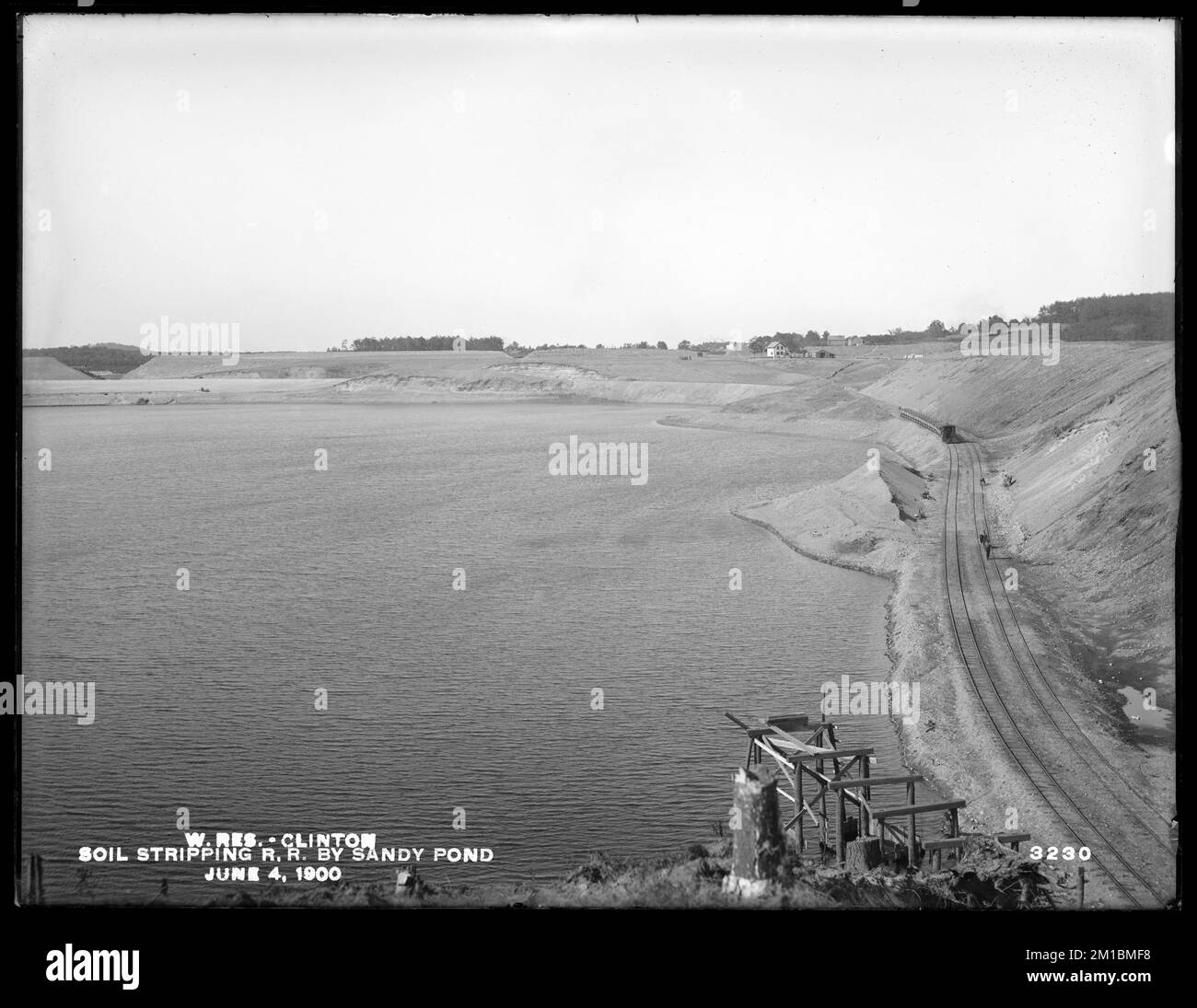 Wachusett Reservoir, Terrain Stripping Railroad, Sandy Pond, Clinton, Mass., 4. Juni 1900 , Wasserwerke, Reservoirs, Wasserverteilungsstrukturen, Baustellen Stockfoto