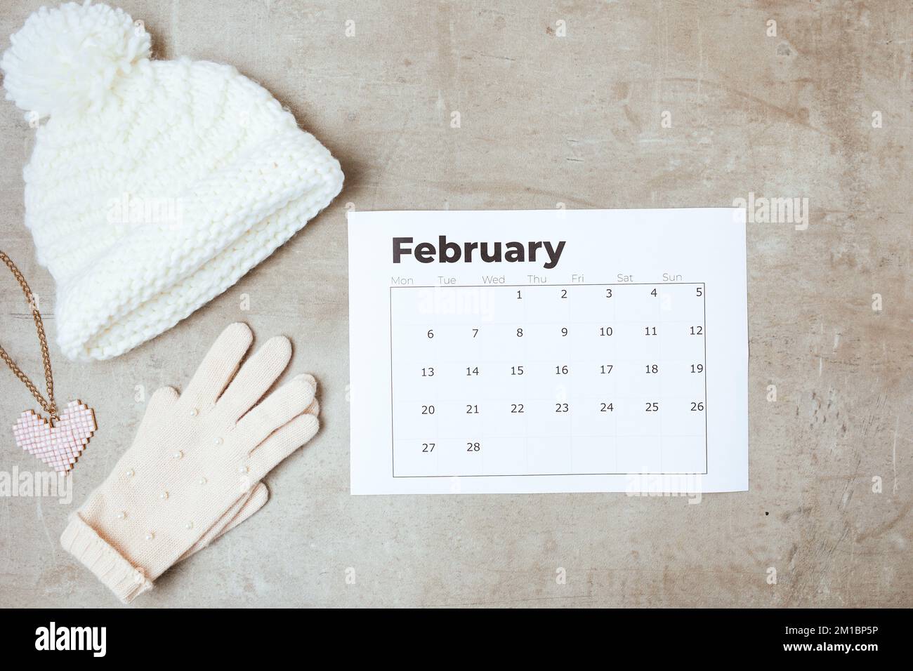 Winterdecke mit Handschuhen und februar-Kalender. Stockfoto