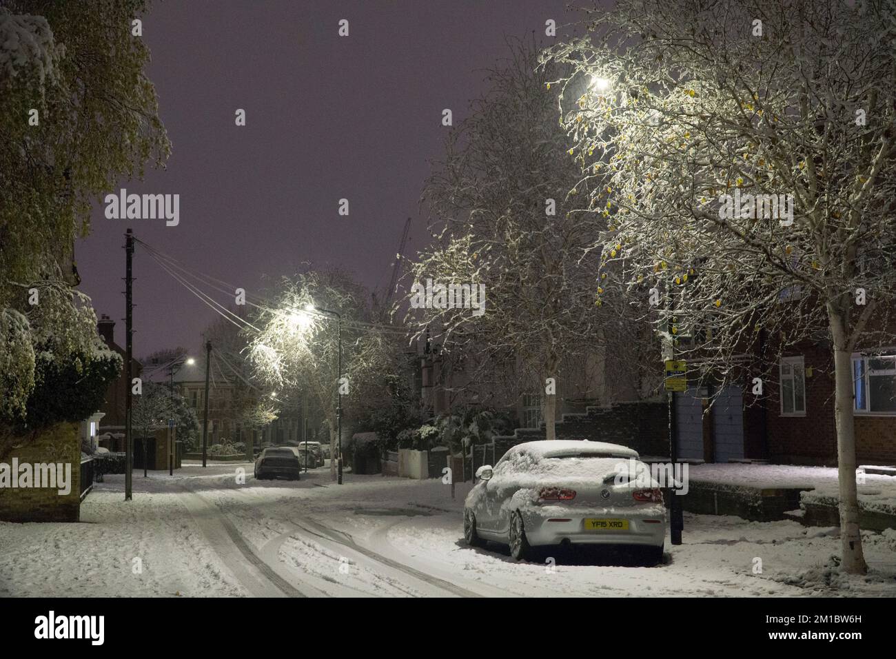 Wetter im Vereinigten Königreich, London, 11. Dezember 2022: Am Sonntagabend fielen fünf Zentimeter Schnee auf London, während sie in einem malerischen Winterwunderland in einem Vorort von Clapham Bäume, Fahrzeuge und Straßen drehten. Am Montagmorgen wird mit Reiseunterbrechungen gerechnet. Anna Watson/Alamy Live News Stockfoto