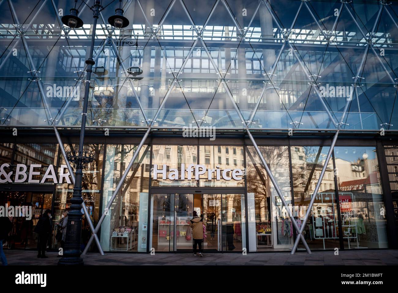 Foto eines Schildes mit dem Logo „Half Price“ vor der Boutique für Budapest, Ungarn. Half Price ist eine Polierkette, die sich auf Schuhe spezialisiert hat Stockfoto