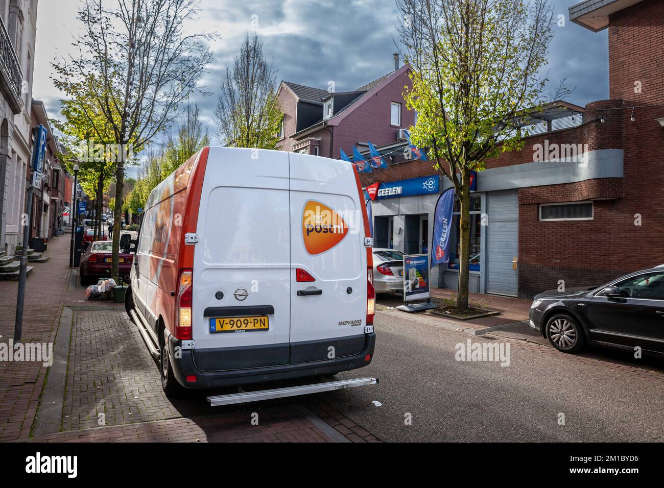 Foto eines Schildes mit dem Logo von PostNL, aufgenommen in einem Lieferwagen im Stadtzentrum von Vaals. PostNL, vormals TNT N.V., ist ein E-Mail-, Paket- und E-Commerce-Unternehmen Stockfoto