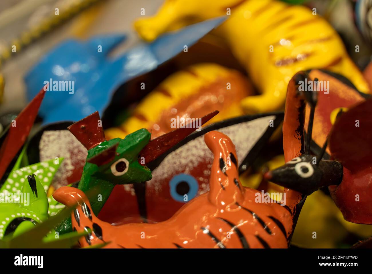 Alebrije, mexikanisches Kunsthandwerk in Oaxaca traditionelles bunter Spielzeug aus mexiko Stockfoto