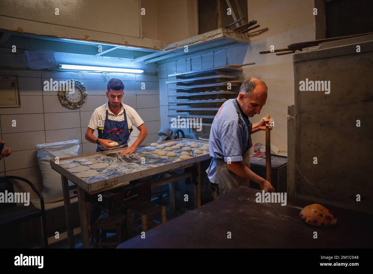 Bild eines Pide-Bäckers, eines alten Mannes, der in einem Bäcker in istanbul den Teig eines Icli-Pides zubereitet und formt. İçli Pide ist ein herzhaftes Gericht aus dem Nahen Osten Stockfoto