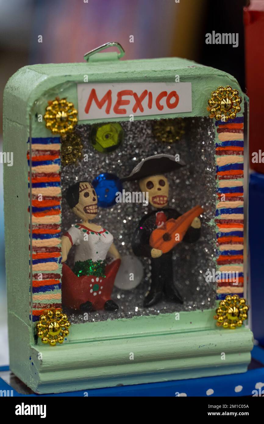 mariachi Spielzeuge, traditionelles mexikanisches Spielzeug mit Glitzer, mit Calaverita de Dia de muerto Stockfoto