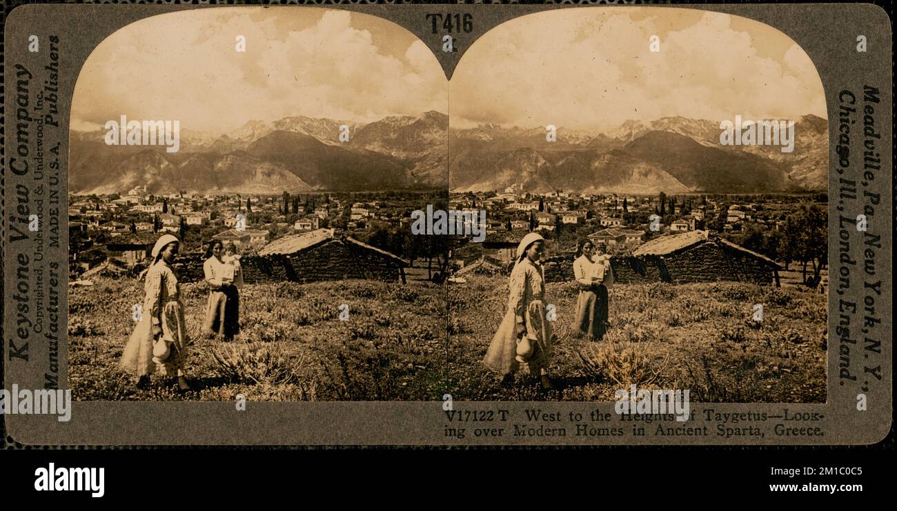 Westlich zu den Höhen von Taygetus - mit Blick auf moderne Häuser im alten Sparta, Griechenland, Städte und Berge. Nicholas Catsimpoolas Kollektion Stockfoto