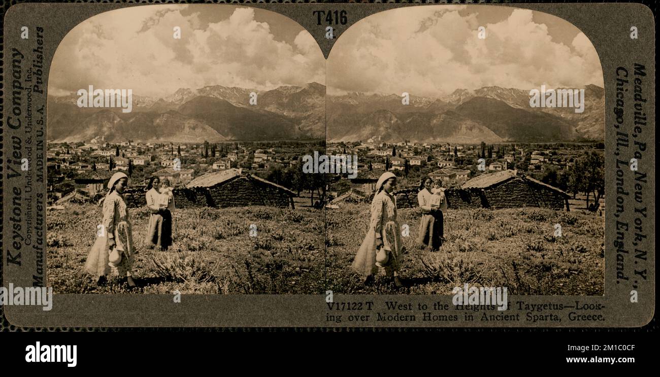 Westlich zu den Höhen von Taygetus - mit Blick auf moderne Häuser im alten Sparta, Griechenland, Städte und Berge. Nicholas Catsimpoolas Kollektion Stockfoto