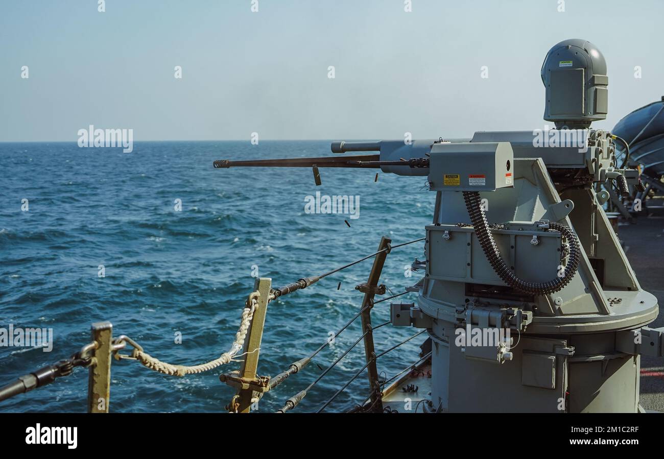 221203-N-EB711-1004 ARABISCHER GOLF (3. Dez. 2022) an Bord der Guided-Missile Destroyer USS The Sullivans (DDG 68) im Arabischen Golf, Dez. 3, wird ein Maschinengewehr mit MK38 25mm kg abgefeuert. Die Sullivans werden im US-Flottengebiet 5. eingesetzt, um die Sicherheit und Stabilität der Seeschifffahrt im Nahen Osten zu gewährleisten. (USA Marinebild von Sonar Technician (Surface) 1. Class Kevin FRUs) Stockfoto