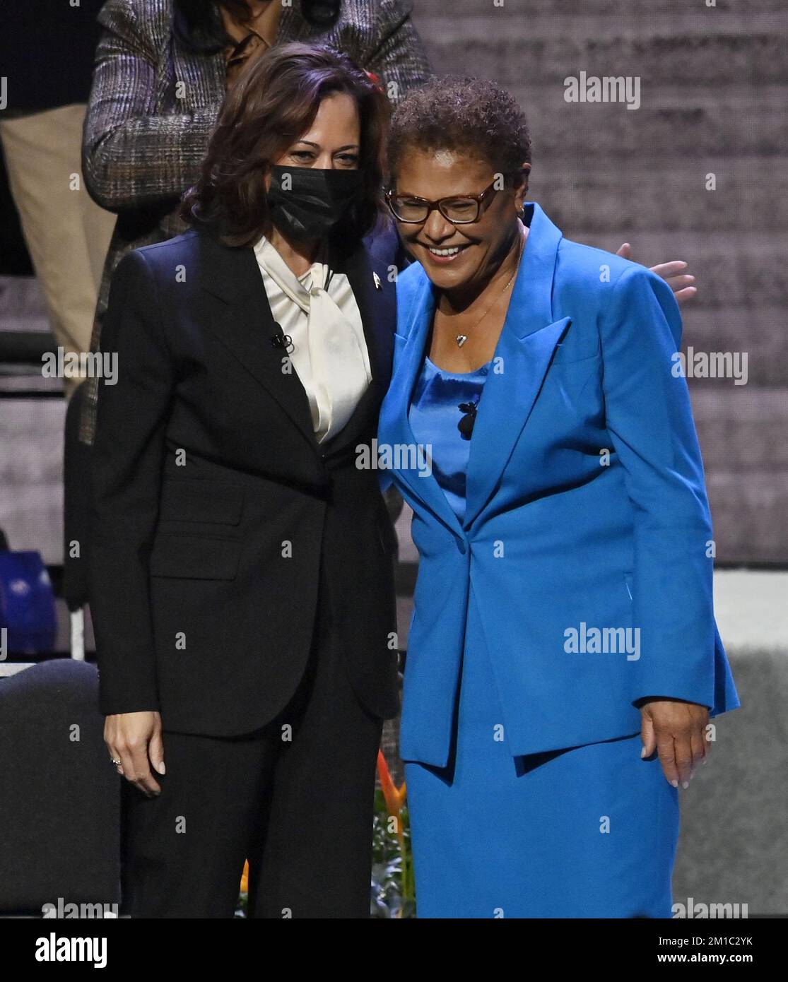 Los Angeles, Usa. 11.. Dezember 2022. Karen Bass spricht Anhänger an, nachdem sie am Sonntag, den 11. Dezember 2022, von Vizepräsident Kamala Harris (L), einem langjährigen Freund und ehemaligen kalifornischen Generalstaatsanwalt, im Microsoft Theater in Los Angeles als Bürgermeister von Los Angeles vereidigt wurde. Foto: Jim Ruymen/UPI Credit: UPI/Alamy Live News Stockfoto