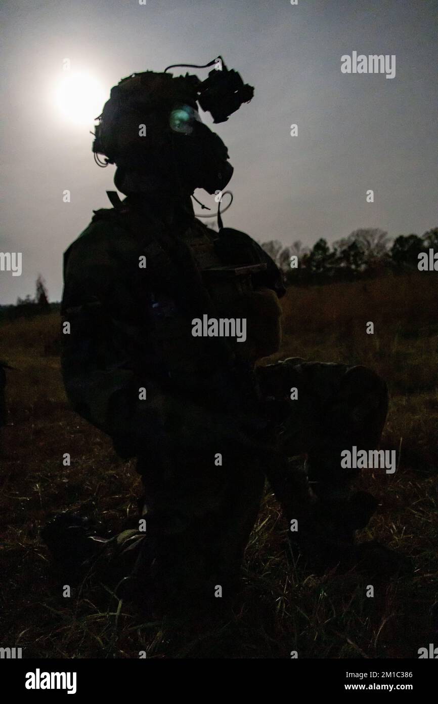 EIN US-AMERIKANISCHER Marine with the Maritime Special Purpose Force (MSPF), 26. Marine Expeditionary Unit (MEU), bietet Sicherheit während eines chemischen, biologischen, radiologischen und nuklearen Angriffs auf die Marine Corps Air Station New River, North Carolina, am 3. Dezember 2022. Dabei handelte es sich um eine von mehreren Schulungsveranstaltungen im Rahmen eines Interoperabilitätskurses der Marine Air Ground Task Force (MAGTF), der eine Bewertung der Expeditionary Operations Training Group hinsichtlich der Kombination von Elementen eines MAGTF während der dazwischen liegenden Schulungsphase des 26.-MEU-Ausbildungsprogramms vor dem Einsatz enthielt. (USA Marinekorps Foto vom Personal Stockfoto