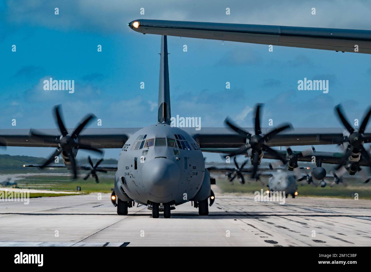 Sieben C-130-Flugzeuge aus den USA Air Force, Republic of Korea Air Force, Japan Air Self-Defense Force, Royal Australian Air Force und Royal New Zealand Air Force nehmen an einem Elefantenspaziergang Teil, der das Ende der Operation Christmas Drop 2022 symbolisiert, Andersen Air Force Base, Guam, 10. Dezember 2022. Operation Christmas Drop ist die am längsten laufende humanitäre Mission des Verteidigungsministeriums, die Inselgemeinden im gesamten Westpazifik kritische Hilfe leistet und gleichzeitig die Flugbesatzung in die Lage versetzt, wichtige Fähigkeiten zu verbessern, die für zukünftige Einsätze benötigt werden. (USA Air Force Foto von Staff SG Stockfoto