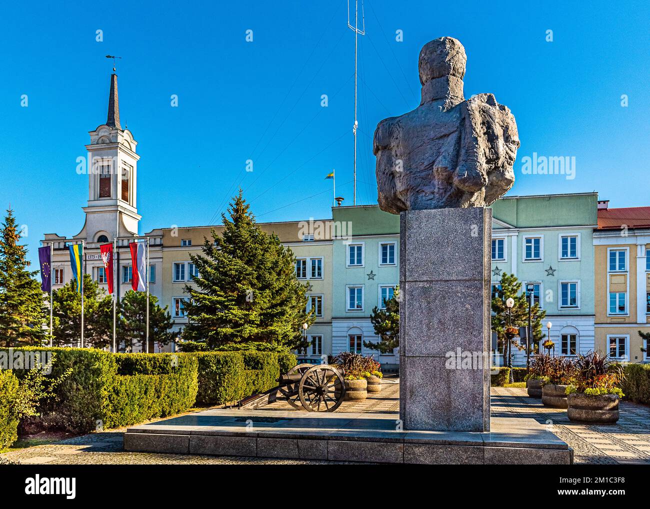 Polen. Plac benannt nach Józef Bema in Ostrołęka. Es gibt eine Statue von General Bem und das Rathaus. Stockfoto