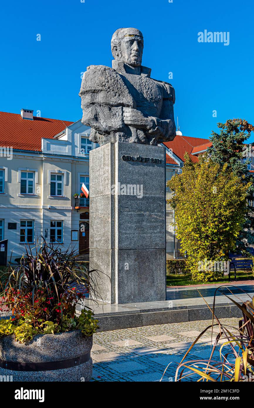 Die Statue von Józef Bem befindet sich in Ostroleka, Polen. Sie wurde am 26. Mai 1973 zum Jahrestag der Schlacht von Ostrołęka im Jahr 1831 enthüllt. Stockfoto
