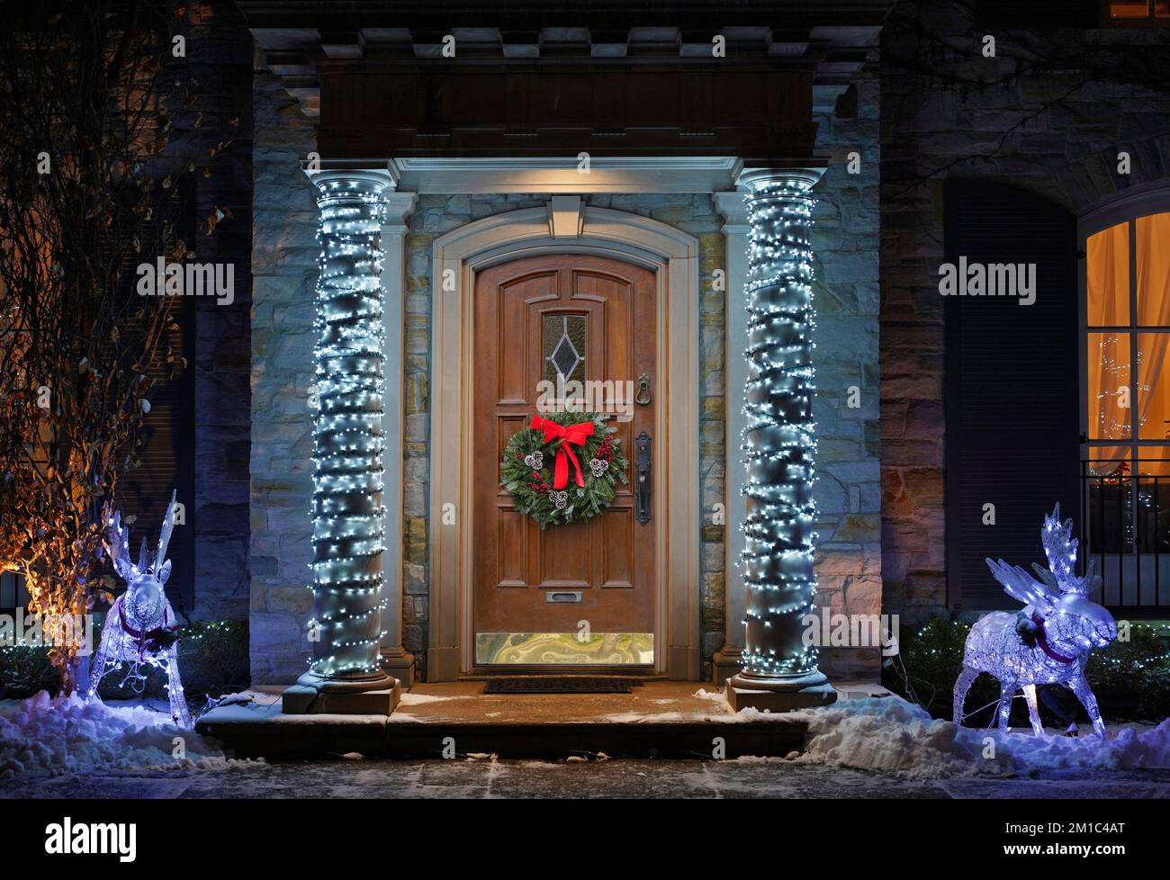 Die Eingangstür des Hauses war für Weihnachten dekoriert Stockfoto