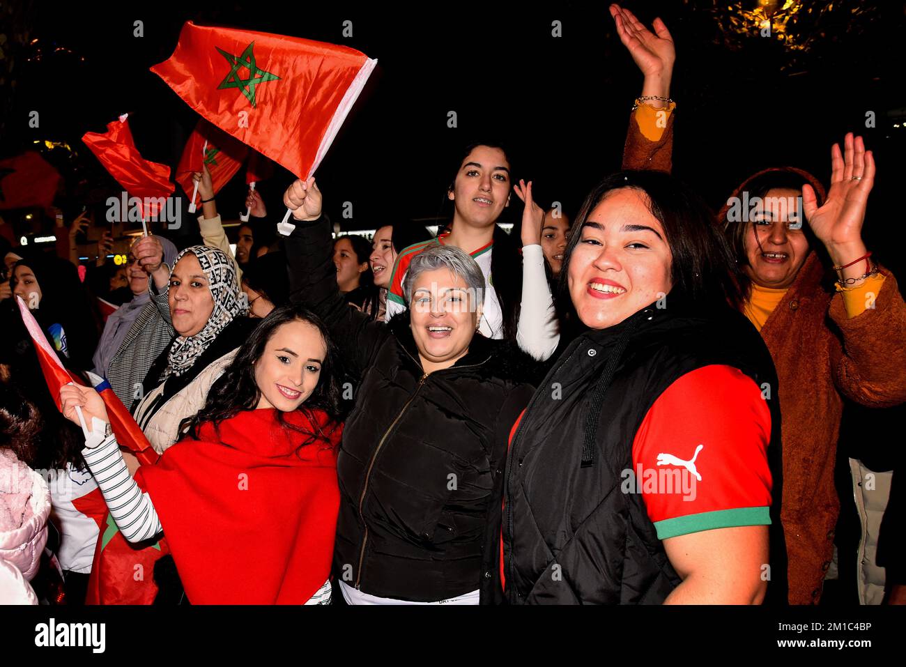 Vendrell, Spanien. 11.. Dezember 2022. Eine Gruppe marokkanischer Frauen feiert auf den Straßen der Stadt Vendrell die Qualifikation der marokkanischen Fußballmannschaft für das Halbfinale der Fußball-Weltmeisterschaft 2022 in Katar. Kredit: SOPA Images Limited/Alamy Live News Stockfoto