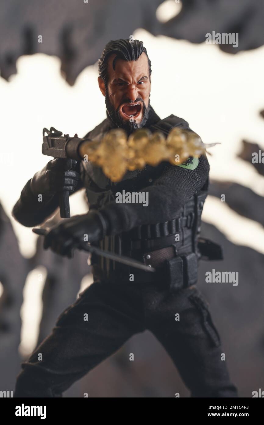 Eine Actionfigur von Frank Castle, auch bekannt als Punisher, die eine Waffe abfeuert, während sie in Wut schreit Stockfoto