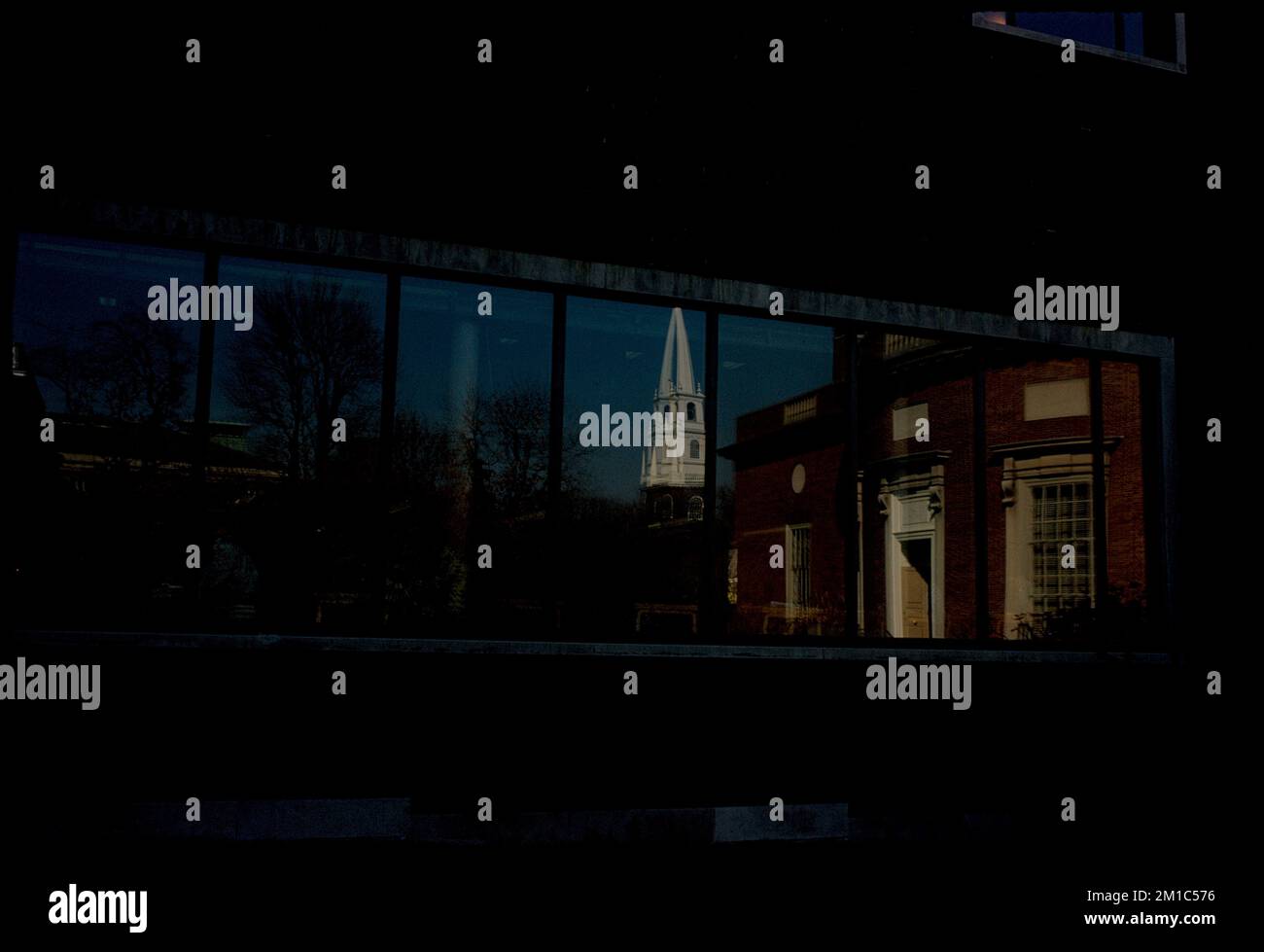 Fenster der Lamont Bibliothek, mit Reflexionen des Kirchturms und anderer Gebäude, Cambridge, Massachusetts, Fenster, Reflexionen, Steeples, Bibliotheken, Lamont Library. Edmund L. Mitchell Kollektion Stockfoto