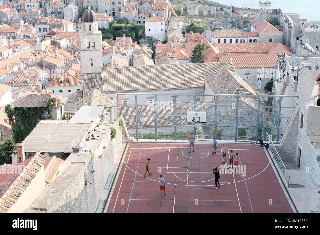 Basketballplatz innerhalb der Stadtmauern der Altstadt von Dubrovnik, Kroatien Stockfoto