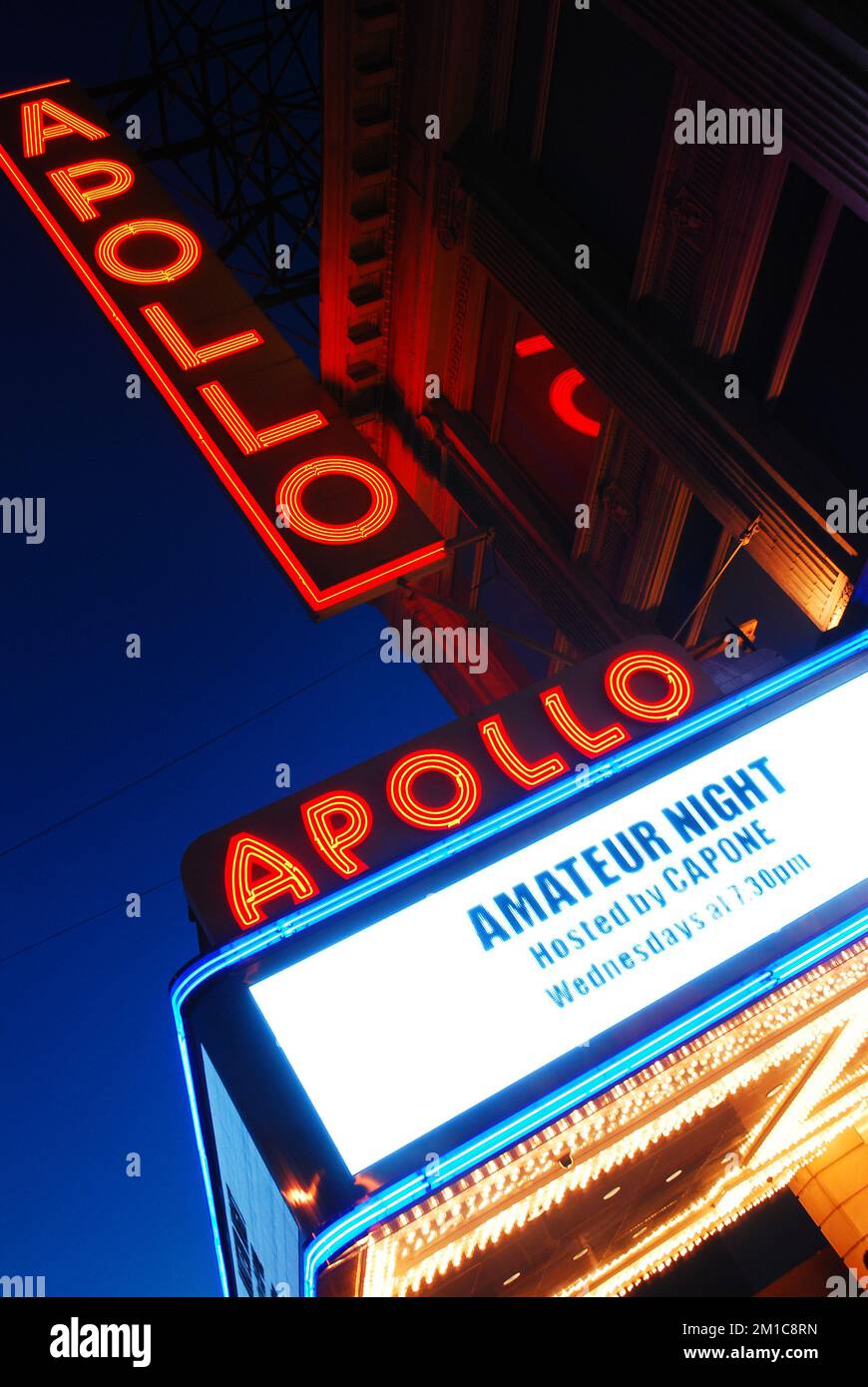 Im Apollo Theater in Harlem, New York City, findet jeden Mittwochabend ein Amateurabend statt, wie in der Abenddämmerung auf dem Festzelt zu sehen ist Stockfoto