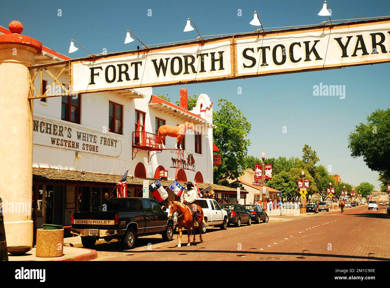 Ein Cowboy und Sheriff patrouillieren die Forth Worth Stock Yards in Texas Stockfoto