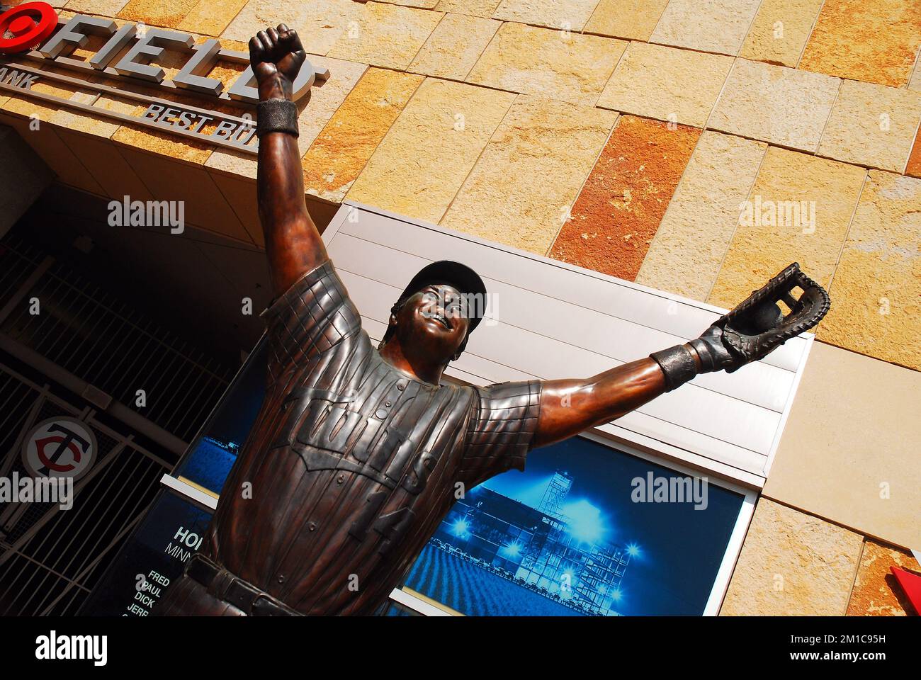 Vor dem Target Field in Minneapolis befindet sich eine Statue von Kent Hrbek, die den Sieger der Zwillinge der World Series 1987 feiert Stockfoto
