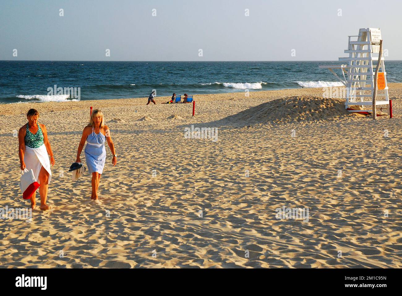 An einem späten Sommernachmittag verlassen zwei Erwachsene Frauenfreunde den Strand in East Hampton, Long Island, New York Stockfoto