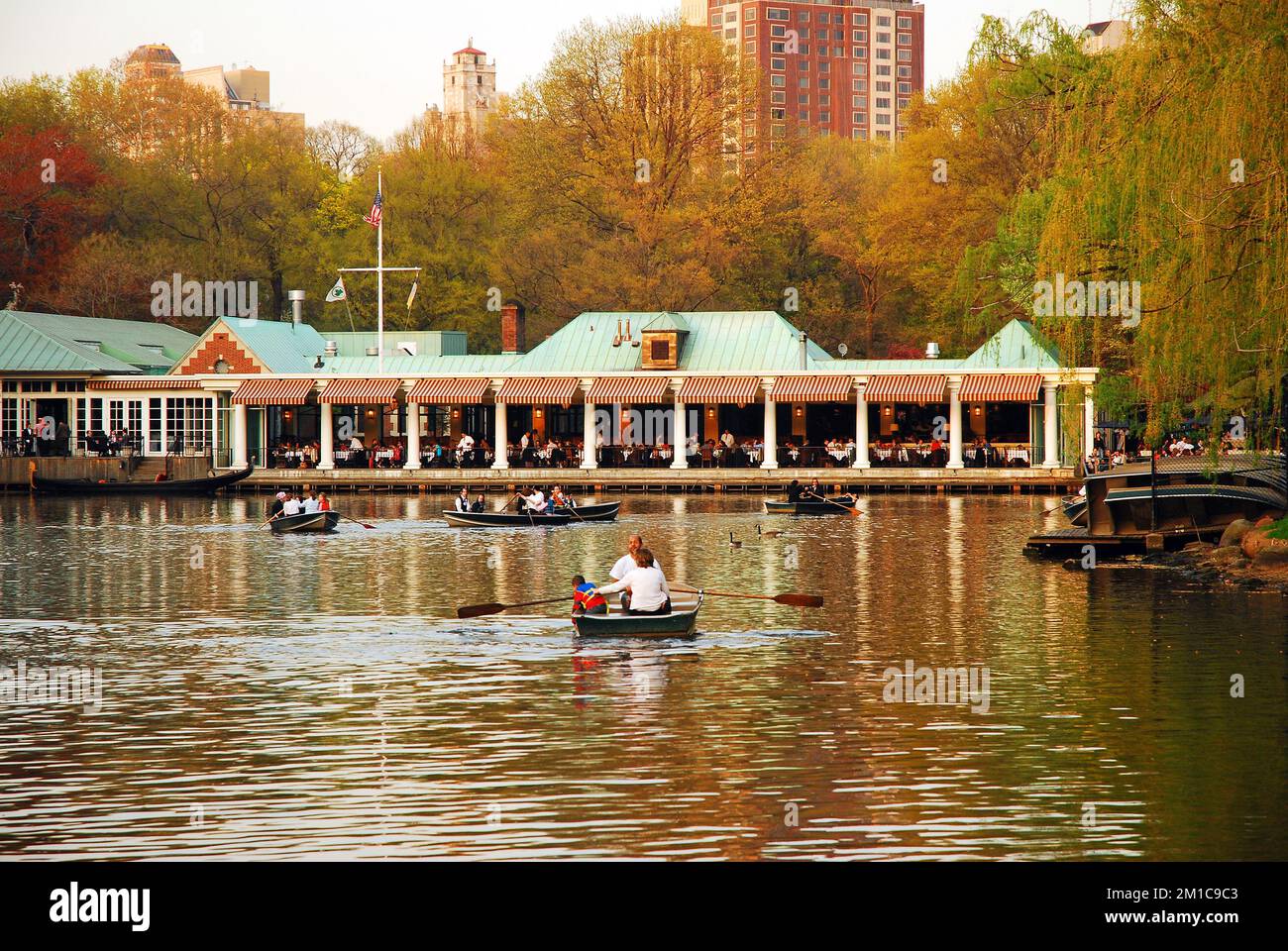 Eine Familie reist mit einem Ruderboot auf den See im New Yorker Central Park Stockfoto