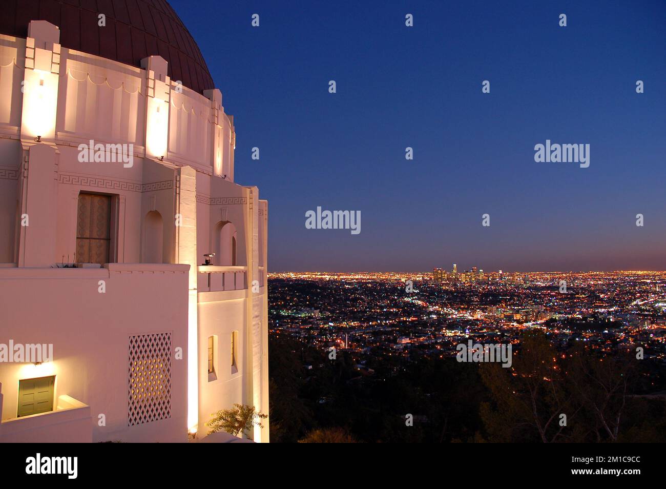 Die Lichter der Innenstadt von Los Angeles funkeln bei Nacht vom Griffith Park Observatory Stockfoto