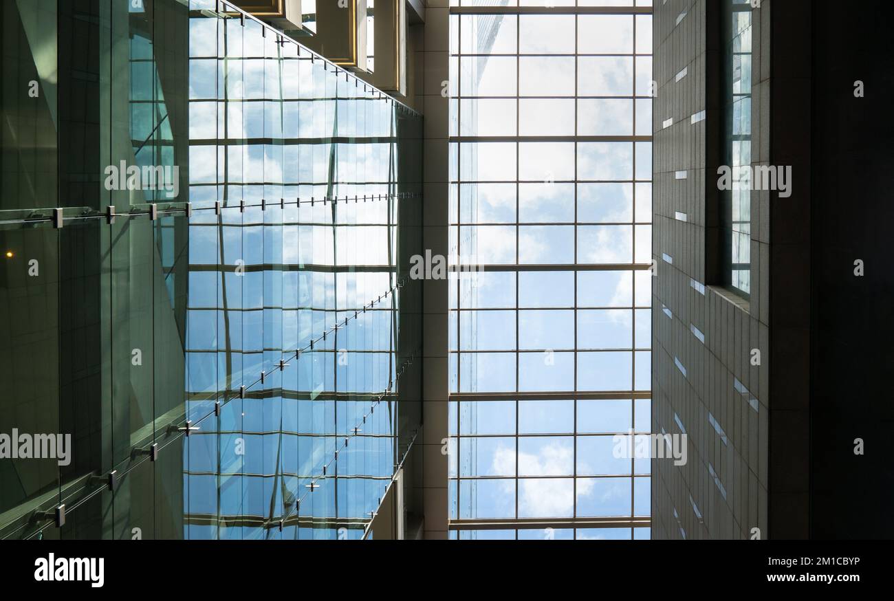Modernes Bürogebäude, niedrige Aufnahme mit Blick auf den Himmel. Stockfoto