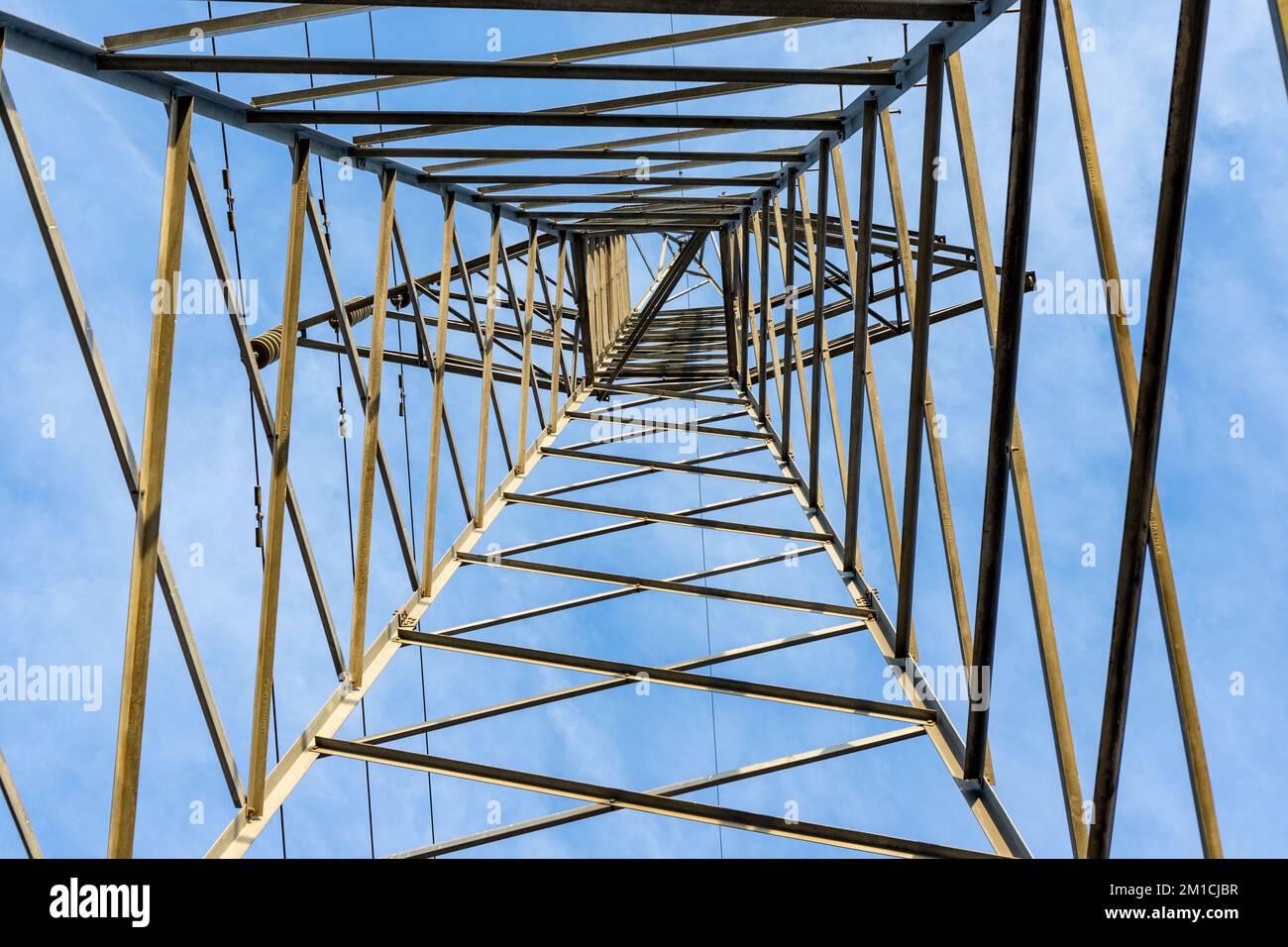 Ansicht des elektrischen Turms von unten Stockfoto