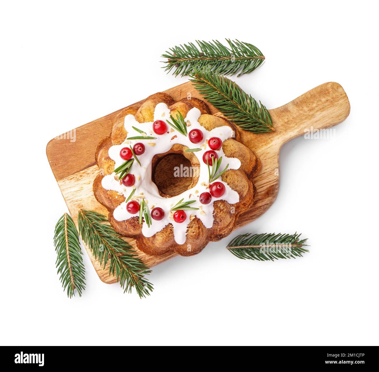 Holzbrett mit leckerem Weihnachtskuchen und Tannenzweigen auf weißem Hintergrund Stockfoto