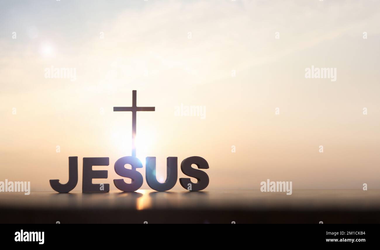 Der hell aufgehende Neujahrsaufgang und das heilige Kreuz von Jesus Christus und JESUS Stockfoto