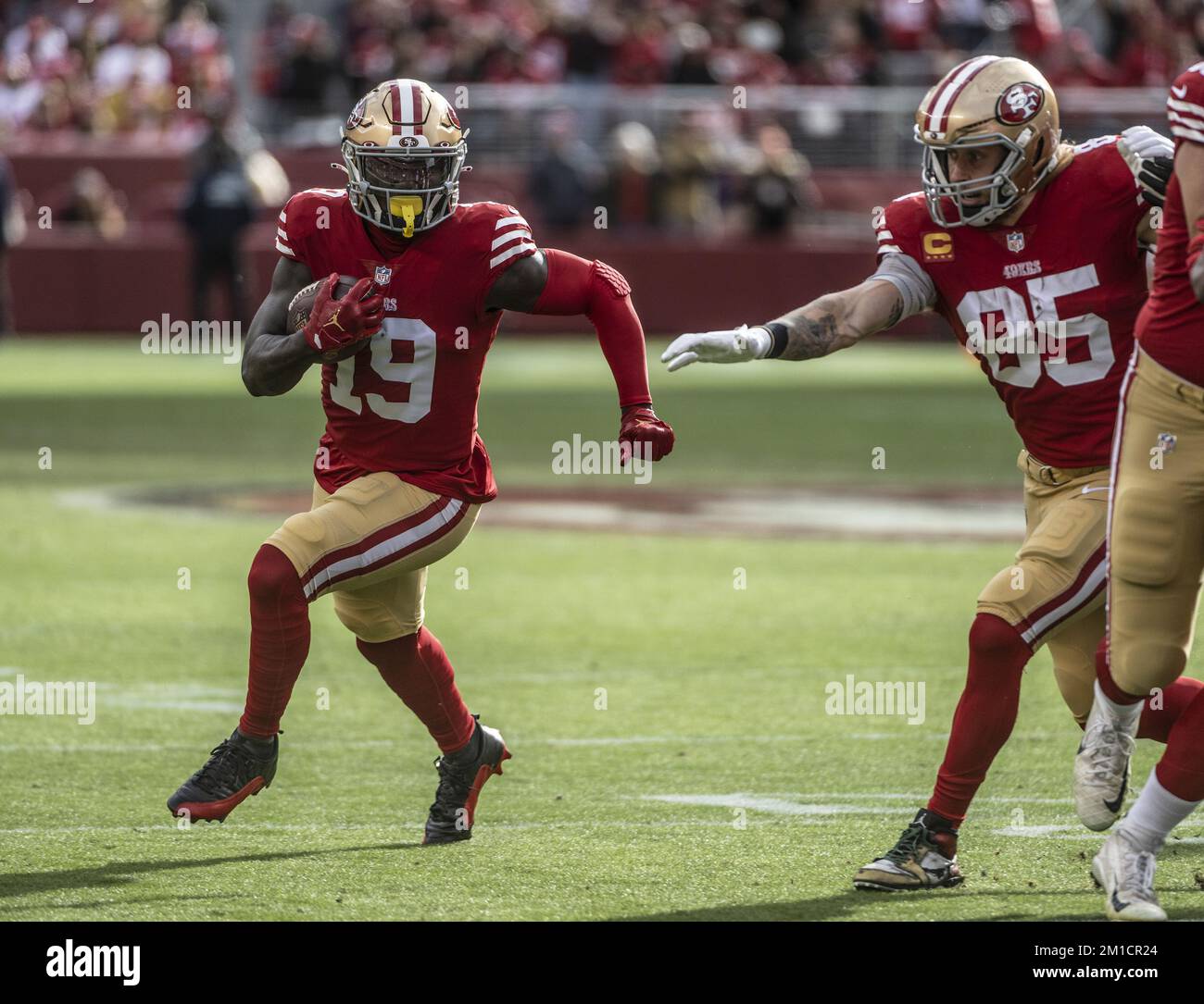 Santa Clara, Usa. 11.. Dezember 2022. San Francisco 49ers Wide Receiver Deebo Samuel (19) läuft 13 Yards für einen Touchdown im ersten Quartal gegen die Tampa Bay Buccaneers im Levi's Stadium in Santa Clara, Kalifornien am Sonntag, den 11. Dezember 2022. Die 49ers besiegten die Buccaneers 35-7. Foto: Terry Schmitt/UPI Credit: UPI/Alamy Live News Stockfoto