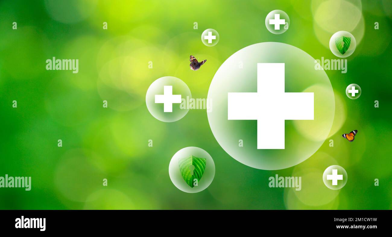 Plus-Symbol in Ballonblasen auf natürlich grünem Hintergrund. Stockfoto