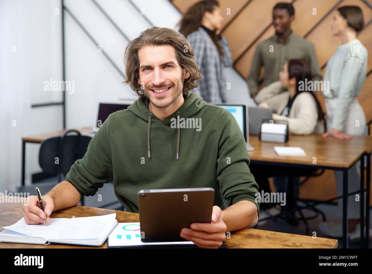 Ein Geschäftsmann arbeitet mit Finanzdokumenten in einem Co-working-Center. Nahaufnahme. Stockfoto