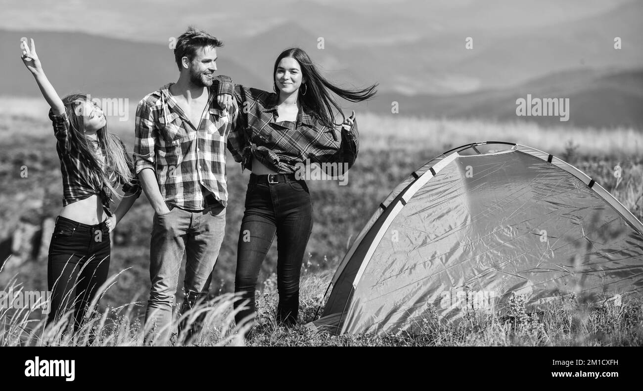 Sommer entspannen. Bergtourismus Camp. Wandern im Freien Abenteuer. Gruppe von Menschen verbringen Freizeit zusammen. Mann und zwei Mädchen Zelt. Wanderlust Stockfoto