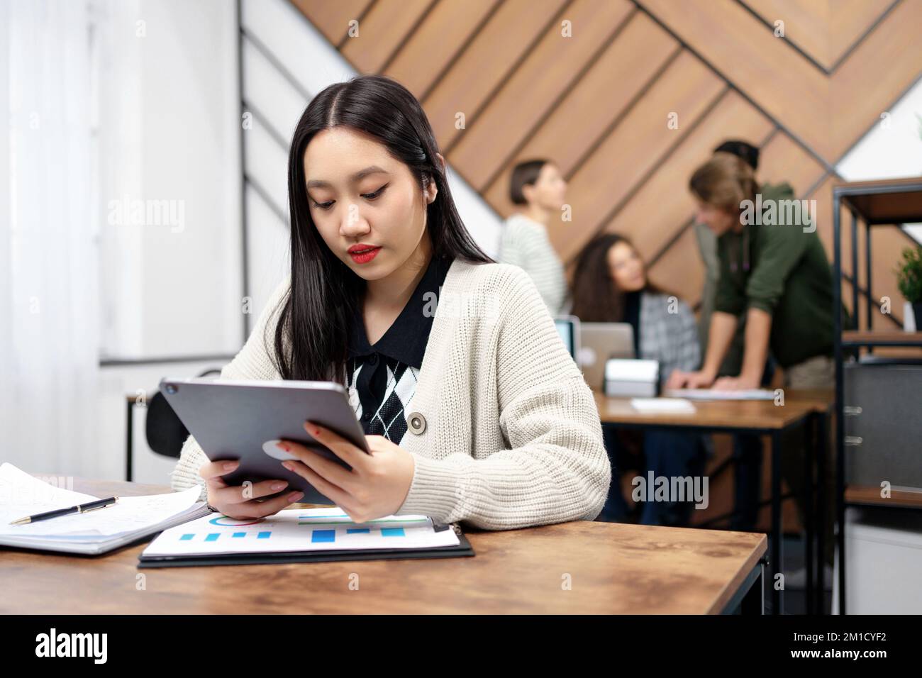 Porträt einer jungen Geschäftsfrau mit einem digitalen Tablet. Stockfoto