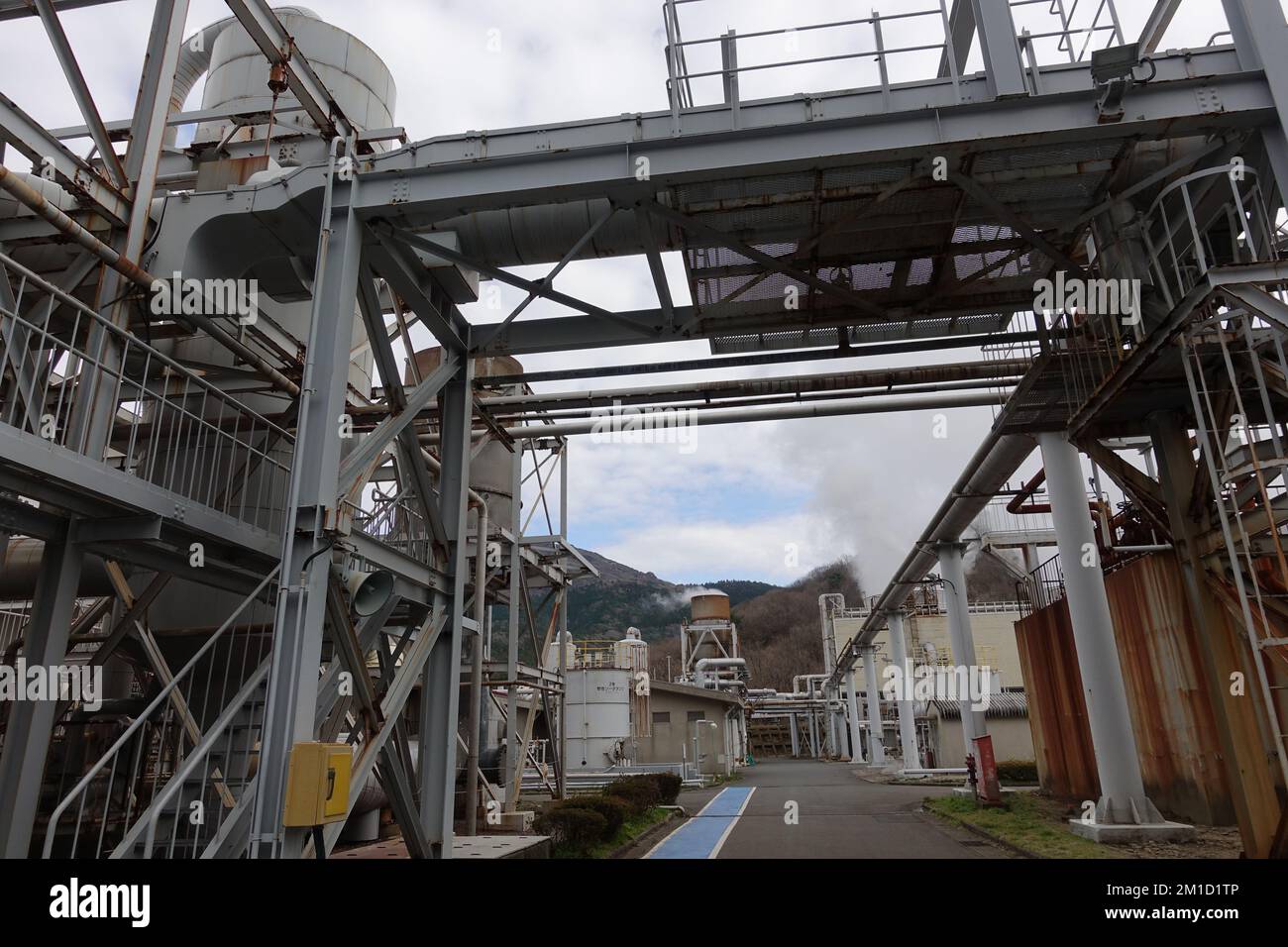 Oita. 9.. Dezember 2022. Dieses Foto wurde am 9. Dezember 2022 aufgenommen und zeigt das geothermische Kraftwerk Hatchobaru der Kyushu Electric Power Company, das größte geothermische Kraftwerk Japans mit einer installierten Gesamtkapazität von 110.000 Kilowatt, in der Präfektur Oita, Japan. Die japanische Thermalquellen-Präfektur Oita entwickelt geothermische Energie mit vollem Dampf, da das Land bis 2050 CO2-neutral werden will. UM mit „Economic Watch: Japans Thermalquellen-Präfektur setzt große Wetten auf geothermische Energie“ ZU BEGINNEN. Kredit: Zhang Yiyi/Xinhua/Alamy Live News Stockfoto