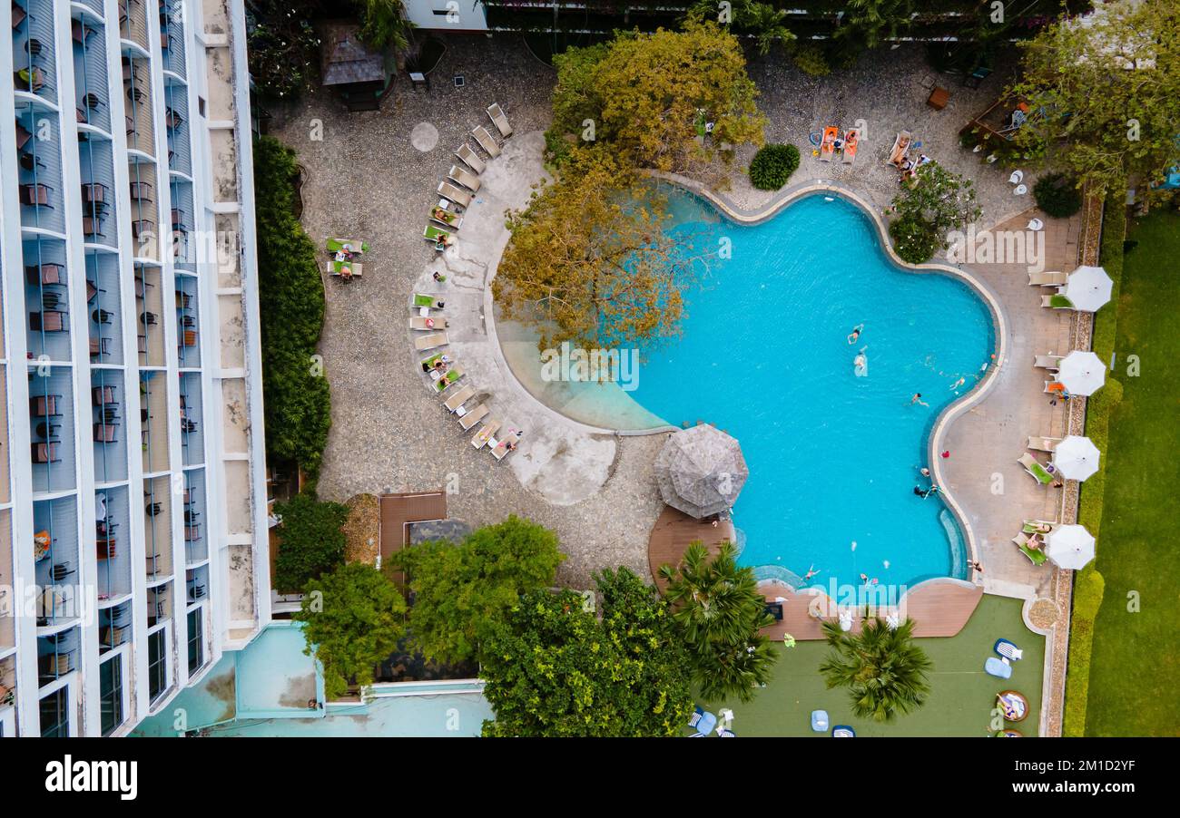 Pattaya Thailand Dezember 2022, Strandliegen am Swimmingpool mit Sonnenschirmen im gemütlichen Strandhotel Pattaya Stockfoto